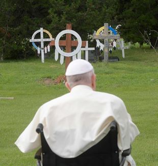 Papież Franciszek na cmentarzu w Maskwacis (Fot. Catholic Press Photo)