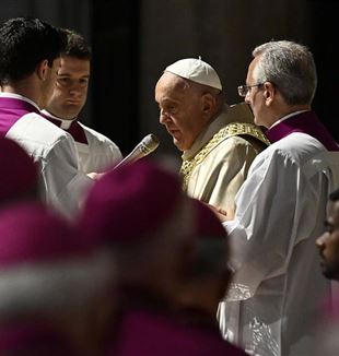 Papież Franciszek wydaje bullę ogłaszającą Jubileusz Zwyczajny 2025 roku. Bazylika Św. Piotra, 9 maja 2024 r. (fot. Riccardo Antimiani/Ansa)