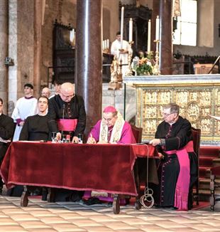Arcybiskup Mario Delpini podpisuje dokumenty otwierające Fazę Świadectw. Po jego prawej stronie ksiądz Ennio Apeciti (fot. Pino Franchino/Bractwo CL)
