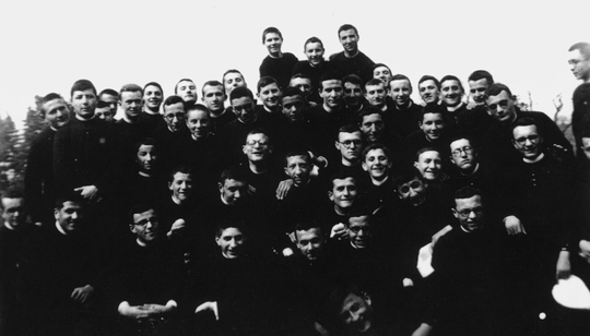 Venegono, 1945. Zdjęcie grupowe w Wyższym Seminarium Duchownym (ks. Giussani znajduje się w środku) ©Archiwum osobiste Livii Giussani - Bractwo CL