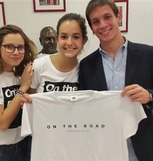 Gaia (w środku) z jednym z t-shirtów "On the road"
