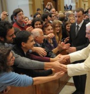 Benedykt XVI wita się z młodymi
