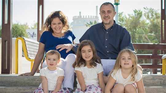 Rodzina Avallone: Silvia w ciąży, z Roberto i córkami