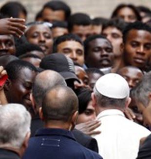Papież Franciszek odwiedza centrum przyjęć imigrantów