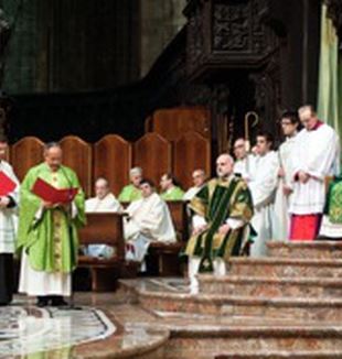 Ksiądz Carrón czyta pozdrowienia skierowane do kardynała Scoli (foto di Pino Franchino)