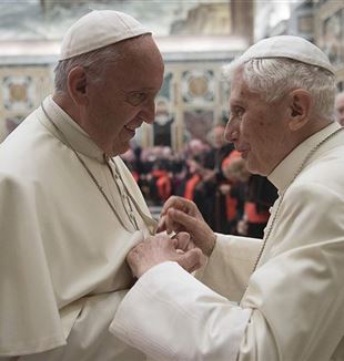 Uścisk dwóch papieży
