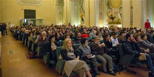 Publiczność w audytorium San Rocco w Carpi (Modena)