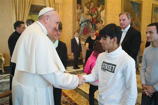 Dzieci z Bukaresztu u papieża - na zdjęciu chłopiec wita się z Franciszkiem