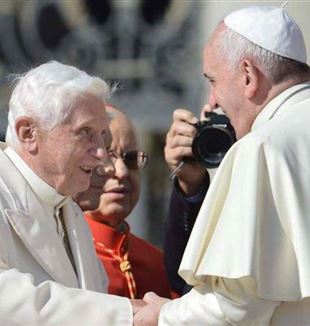 Benedykt XVI z Papieżem Franciszkiem