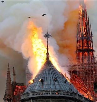 Pożar paryskiej katedry