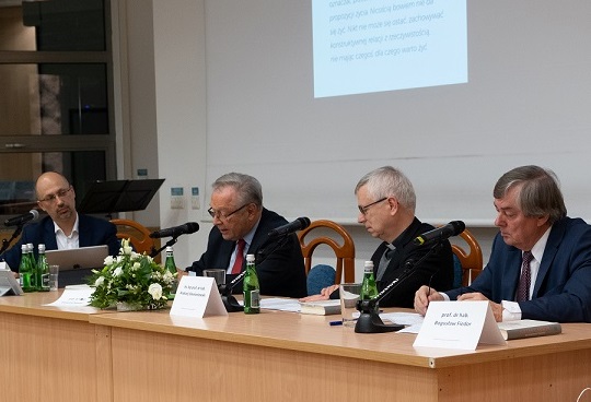 Od prawej: B. Fiedor, bp A. Siemieniewski, K. Zanussi oraz prowadzący spotkanie M. Greszta