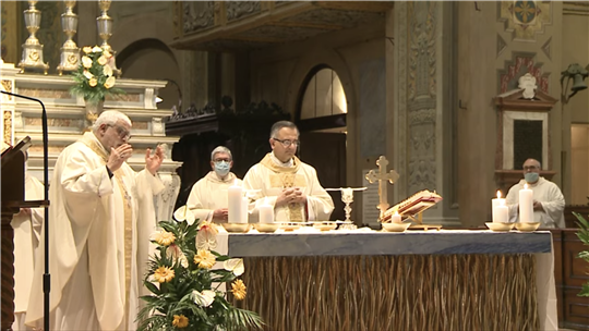 Bp Giovanni Mosciatti i abp Erio Castellucci podczas mszy św. z okazji rocznicy śmierci Enzo Piccininiego