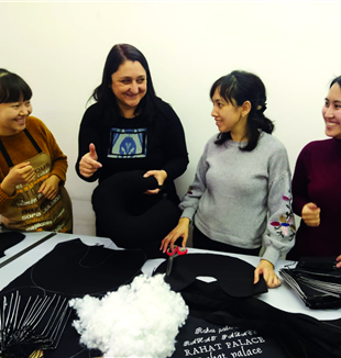 Silvia Galbiati (druga od lewej), dyrektorka MASP, z głuchoniemymi dziewczynami ze szwalni