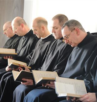 Benedyktyni z Cascinazza w modlitwie (© Klasztor Cascinazza)