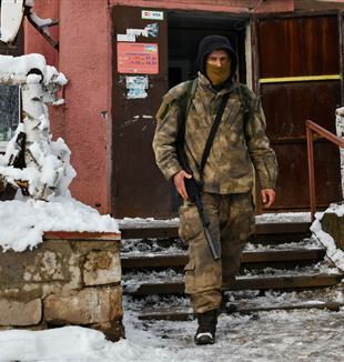 Ukraiński żołnierz na granicy z Doniecką Republiką Ludową (fot. Andriy Andriyenko / SIPA-USA / Mondadori Portfolio)