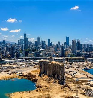 Port w Bejrucie zniszczony wybuchem z sierpnia 2020 r. (fot. Ali Chehade / Shutterstock)