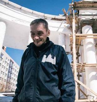 Eduard, były więzień, dzisiaj pracuje przy odbudowie kościoła pod wezwaniem Zbawiciela w Ufa (Baszkiria). Jego historia została opowiedziana między innymi na portalu <em>Takie dela</em>