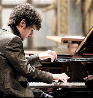 Federico Colli (Brescia, 1988) jeden z najważniejszych pianistów swojego pokolenia, wygrał <em>Konkurs Mozartowski</em> w Salzburgu w 2011 r. i <em>The Leeds International Piano Competition</em> w 2012 r.