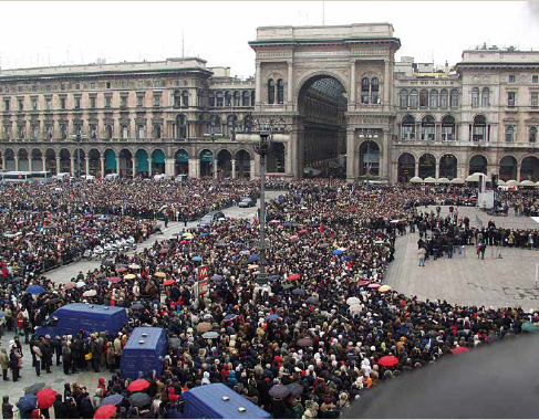 Tłumy na placu Duomo w Mediolanie. W pogrzebie wzięło udział około 30 tysięcy osób (fot.: Bractwo CL)