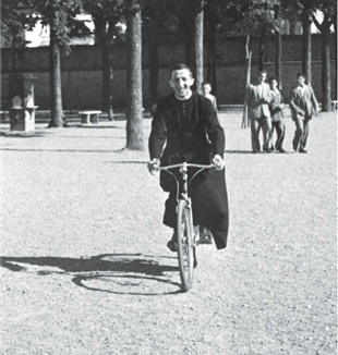 Desio, 1945. Luigi Giussani (1922–2005) na rowerze podarowanym mu z okazji mszy św. prymicyjnej