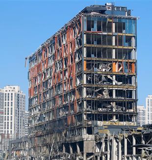Zbombardowany budynek w Kijowie (zdjęcie: Daniel Ceng Shou-Yi/ANSA)