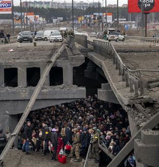 Irpin, 5 marca 2022 r. Mieszkańcy ukraińskiego miasteczka pod zawalonym mostem czekają na ewakuację (© Emilio Morenatti / AP / La Presse)