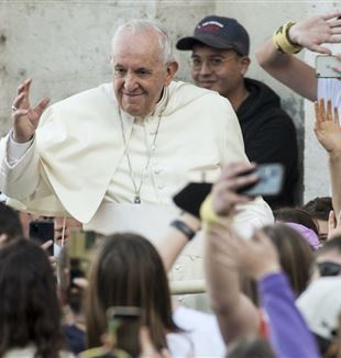 Papież Franciszek na spotkaniu z młodymi. Plac świętego Piotra, 18 kwietnia 2022 (©Massimiliano Migliorato/Catholic Press Photo)