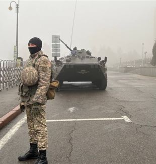 Kazachskie siły bezpieczeństwa przed ratuszem w Ałma-Acie na początku stycznia (©Ansa/Xinhua.org)