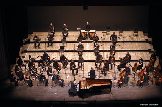 Orkiestra na scenie w Ankonie (©Stefano Sacchettoni)