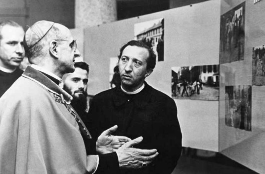 Wizyta kard. Montiniego na wystawie fotografii Elio Cioli, poświęconej Bassie, w czerwcu 1963 roku w Mediolanie. Tutaj z ks. Luigim Giussanim. ©Fraternita di CL