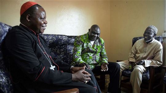 Kardynał z pastorem Nicolasem Guerekoyame-Gbangou (w środku) i imamem Omarem Kobine Layama (Zdjęcie: © Florent Vergnes/AFP/Getty Images)