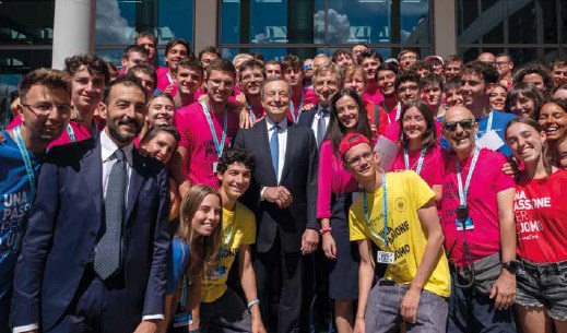 Premier Mario Draghi z wolontariuszami