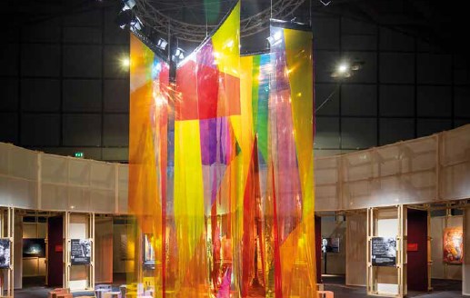 Instalacja Matteo Negri zatytułowana (W przybliżeniu) Tysiąc gwiazd i dalej, jedno z 14 dzieł prezentowanych na wystawie