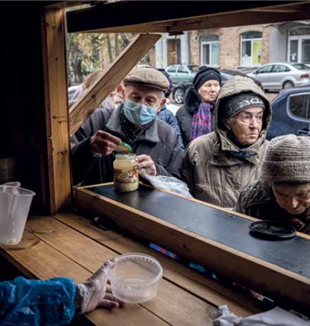 Kijów, Ukraina. Emeryci w kolejce po gorący posiłek. ©Ed Ram/Getty Images