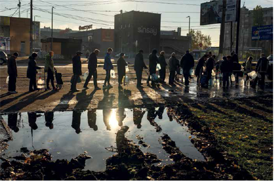 Mikołajów, Ukraina. W kolejce po wodę ©Emilio Morenatti/AP/La Presse
