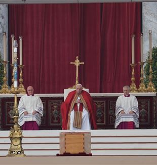 Papież Franciszek podczas pogrzebu Benedykta XVI (©Ansa/Massimo Percossi)