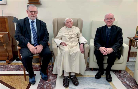 Benedykt XVI z dwoma nagrodzonymi: Josephem Weilerem i ks. Michelem Fédou. ©Fondazione Ratzinger/Catholic Press Photo