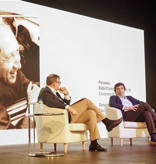 Davide Prosperi podczas dialogu z Rafaelem Gerezem (fot. EncuentroMadrid) 