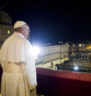 Papież Franciszek w dniu wyboru, 13 marca 2013 roku (Fot. Catholic Press Photo)
