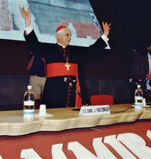 Ówczesny kard. Joseph Ratzinger na spotkaniu w Rimini w 1990