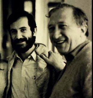 Miguel Mahfoud z ks. Luigim Giussanim na zdjęciu z lat 80. (dzięki uprzejmości Miguela Mahfouda)