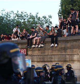 Młodzi w czasie protestów w Paryżu (Foto Ansa)