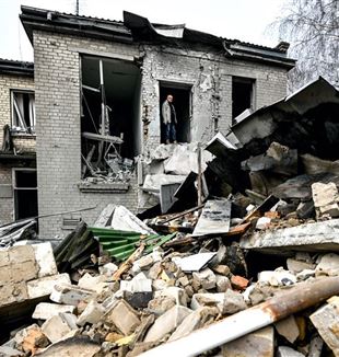 Zbombardowany szpital w Wilnie na Zaporożu (fot. Ansa-Zumapress)