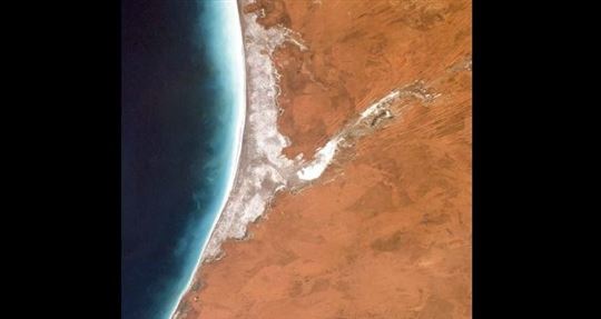 Eighty Mile Beach na zachodnim wybrzeżu Australii, sfotografowana z kosmosu