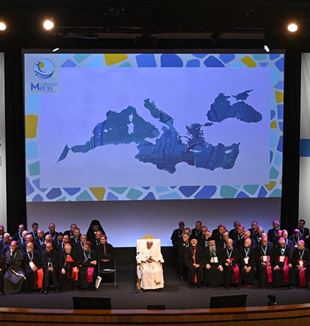 Papież Franciszek podczas przemówienia podczas „Spotkań Śródziemnomorskich” (fot. Watykan Media/Catholic Press Photo)