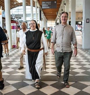 Siostra Marta Fagnani i Alberto Mazzucchelli (po prawej), Inżynier projektu klasztoru, którego historia została opowiedziana na wystawie podczas Meetingu „Azer, l’impronta di Dio” [Azer, ślad Boga]