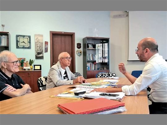 Ksiądz proboszcz Don Piero Sapienza (pierwszy z lewej) i dyrektor Instytutu Musco, Mauro Mangano (po prawej), rozmowa z Giuseppe Di Fazio