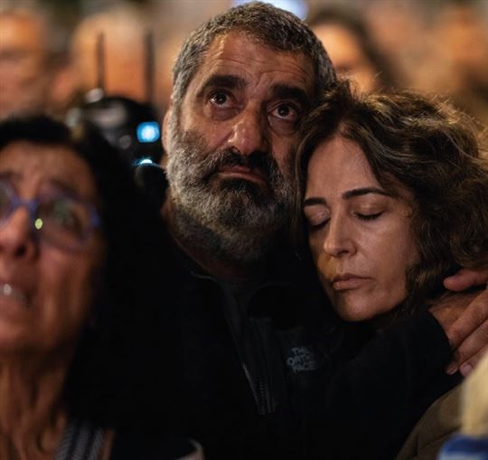 Jerozolima, 7 listopada 2023 r. Izraelczycy czekają na wieści w sprawie zakładników Hamasu (Zdjęcie: Bernat Armangue/AP/LaPresse)