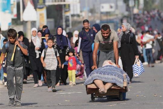  Gaza, 8 listopada 2023 roku. Palestyńczycy uciekający ze Strefy Gazy (fot. Hatem Moussa/AP/LaPresse)
