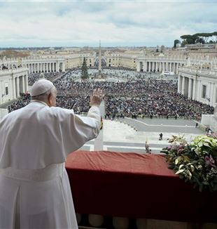 Papież Franciszek podczas błogosławieństwa Urbi et Orbi w dniu Bożego Narodzenia (Vatican Media/Catholic Press Photo)